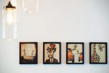 Uso del arte mural para unir paletas de colores en una habitación