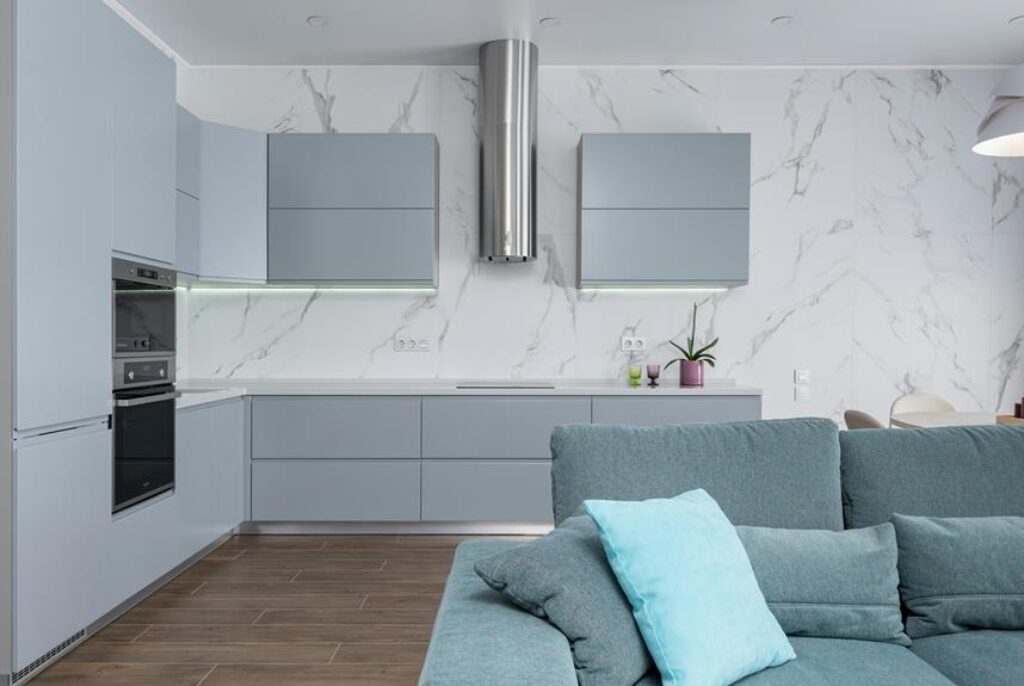 Cómo hacer una declaración audaz con paredes decorativas en la cocina