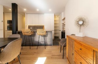 ¿Cómo se decora una isla de cocina para uso diario?