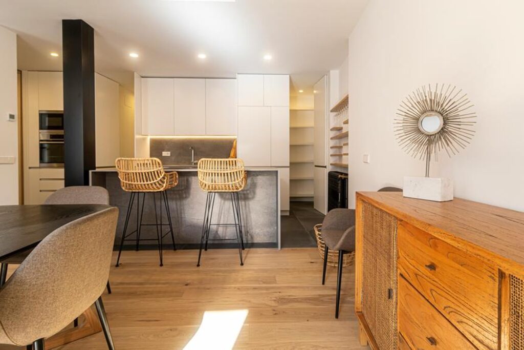 ¿Cómo se decora una isla de cocina para uso diario?