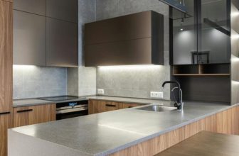¿Cómo se superpone la iluminación para una sala de estar acogedora?