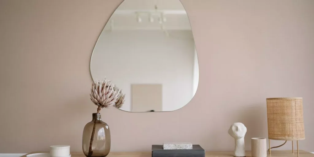 ¿Cómo se pueden incorporar espejos como piezas de pared llamativas?